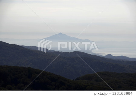 眺瞰台からの眺望 南側に見える岩木山のシルエット 眺瞰台からの眺望 南側に見える岩木山のシルエット 123163994