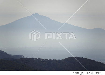 眺瞰台からの眺望 南側に見える岩木山のシルエット 123163995