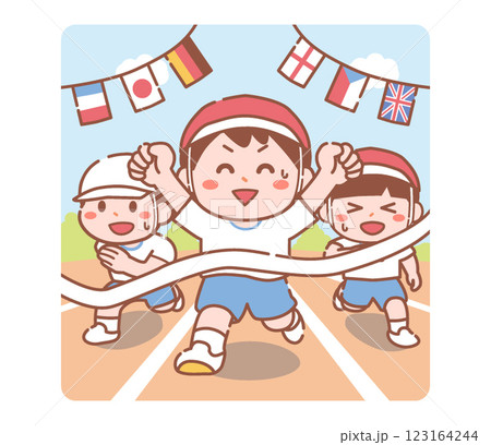 運動会でゴールテープを切る小学生 123164244