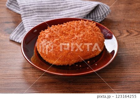 注）コーヒーの湯気は合成です。こんがりキツネ色のカリカリのカレーパン 123164255