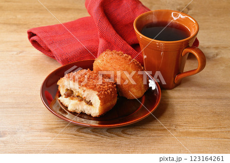注）コーヒーの湯気は合成です。こんがりキツネ色のカリカリのカレーパン 123164261