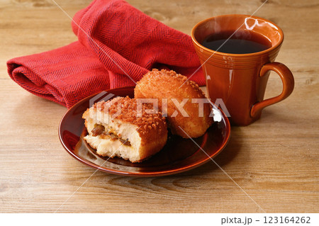 注)コーヒーの湯気は合成です。こんがりキツネ色のカリカリのカレーパン 注)コーヒーの湯気は合成です。こんがりキツネ色のカリカリのカレーパン 123164262