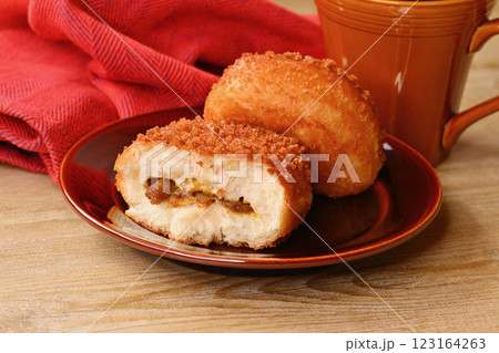 注)コーヒーの湯気は合成です。こんがりキツネ色のカリカリのカレーパン 注)コーヒーの湯気は合成です。こんがりキツネ色のカリカリのカレーパン 123164263