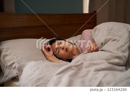 寝苦しい夜の女性 123164280