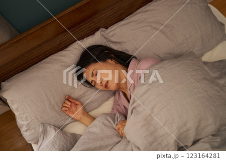 寝苦しい夜の女性 寝苦しい夜の女性 123164281