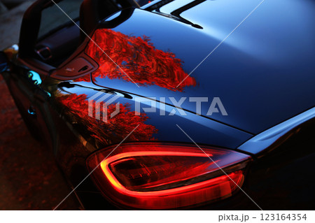 黒いオープンカーと写り込む紅葉 123164354