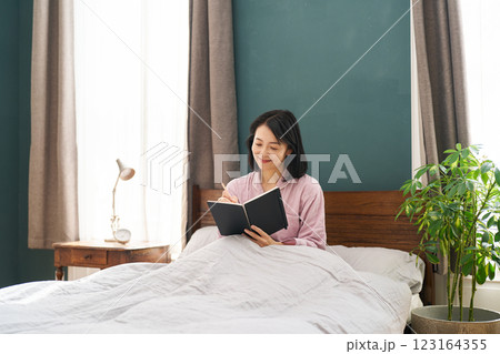 朝起きてモーニングノートを書く女性 123164355