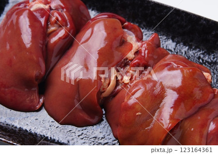 鶏の生レバー 123164361