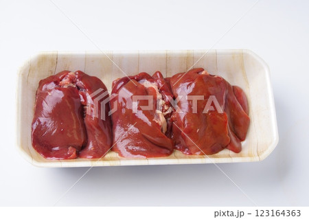 鶏の生レバー 123164363