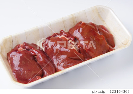 鶏の生レバー 123164365
