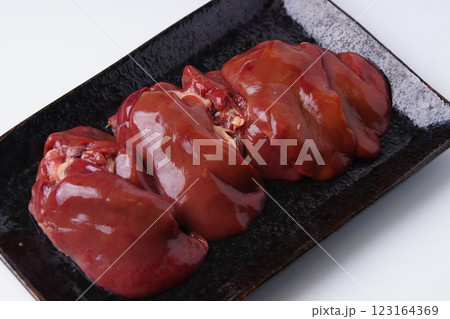 鶏の生レバー 123164369