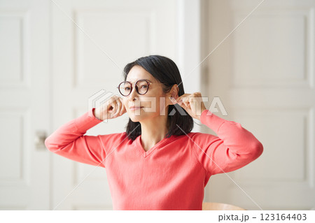 耳ひっぱり 耳ひっぱり 123164403