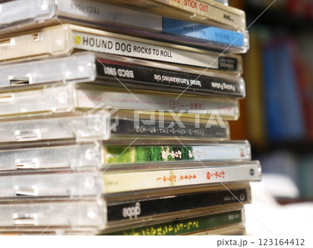 積み上げられたCD 123164412