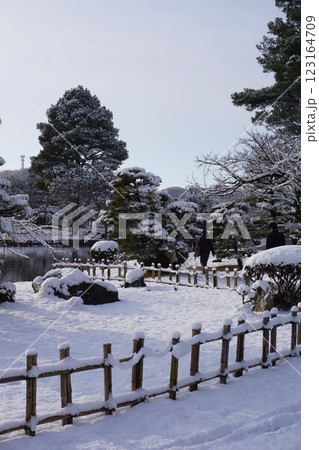 岡山県津山市にある回遊式日本庭園「衆楽園」：雪景色 123164709