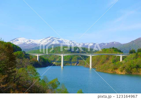 寒河江ダム　月山湖　大噴水　月山　西川町 123164967