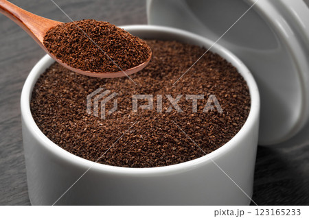 ドリップ用に挽いたコーヒー豆 ドリップ用に挽いたコーヒー豆 123165233