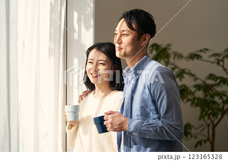 自宅の庭を眺める夫婦 自宅の庭を眺める夫婦 123165328