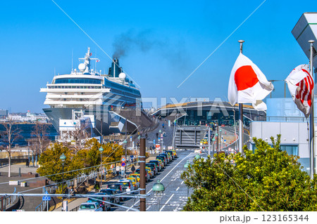 日本の横浜都市景観 初入港のクリスタル・シンフォニー（画面左）など望む＝令和7年2月13日 123165344