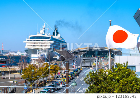 日本の横浜都市景観 初入港のクリスタル・シンフォニー(画面左)など望む=令和7年2月13日 日本の横浜都市景観 初入港のクリスタル・シンフォニー(画面左)など望む=令和7年2月13日 123165345