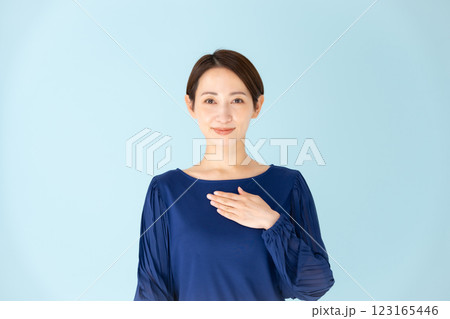 女性　カジュアル　ポートレート　お任せ 123165446