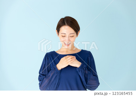 女性　カジュアル　ポートレート　喜ぶ 123165455