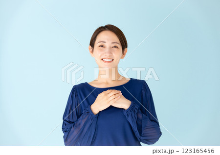 女性　カジュアル　ポートレート　喜ぶ 123165456