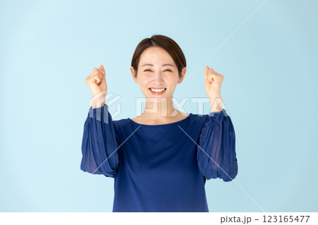 女性　カジュアル　ポートレート　ガッツポーズ 123165477
