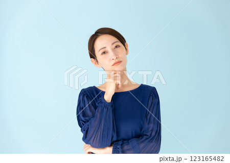 女性　カジュアル　ポートレート　悩む 123165482