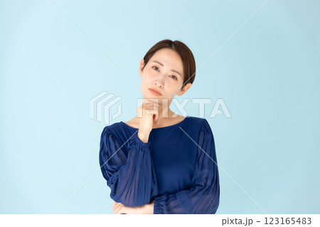 女性　カジュアル　ポートレート　悩む 123165483