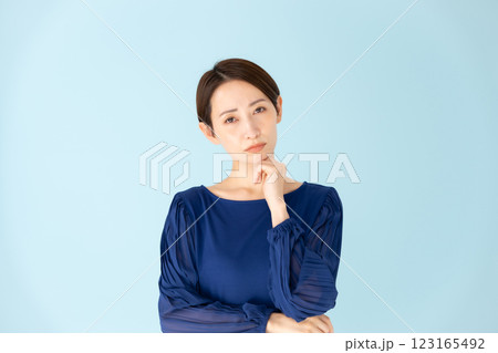 女性　カジュアル　ポートレート　悩む 123165492