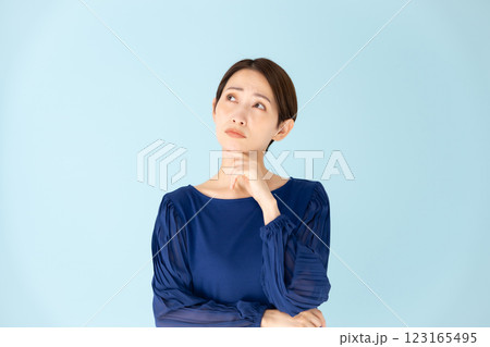 女性　カジュアル　ポートレート　悩む 123165495