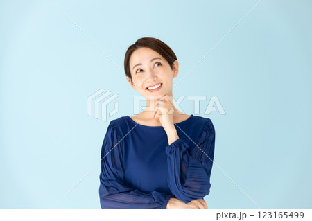 女性 カジュアル ポートレート 悩む 笑顔 女性 カジュアル ポートレート 悩む 笑顔 123165499