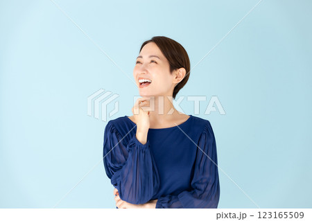 女性 カジュアル ポートレート 悩む 笑顔 女性 カジュアル ポートレート 悩む 笑顔 123165509