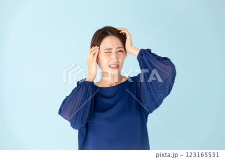 女性　カジュアル　ポートレート　頭を抱える 123165531