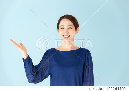 女性　カジュアル　ポートレート　手かざし 123165593