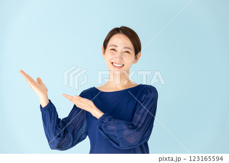 女性　カジュアル　ポートレート　手かざし 123165594