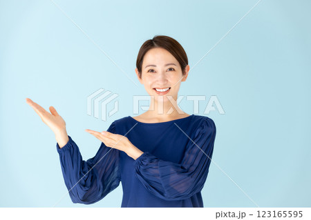 女性　カジュアル　ポートレート　手かざし 123165595