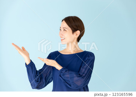 女性　カジュアル　ポートレート　手かざし 123165596