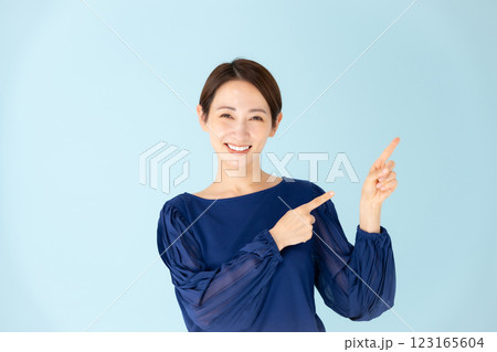 女性　カジュアル　ポートレート　指差し 123165604