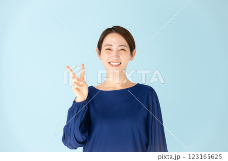 女性 カジュアル ポートレート ピース 女性 カジュアル ポートレート ピース 123165625