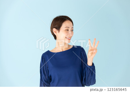 女性 カジュアル ポートレート 3 女性 カジュアル ポートレート 3 123165645