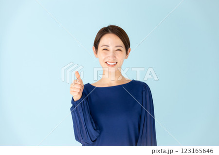 女性 カジュアル ポートレート サムズアップ 女性 カジュアル ポートレート サムズアップ 123165646
