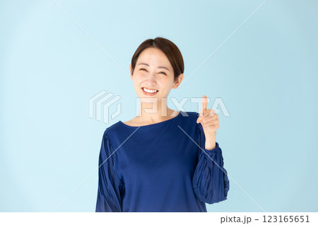 女性　カジュアル　ポートレート　サムズアップ 123165651