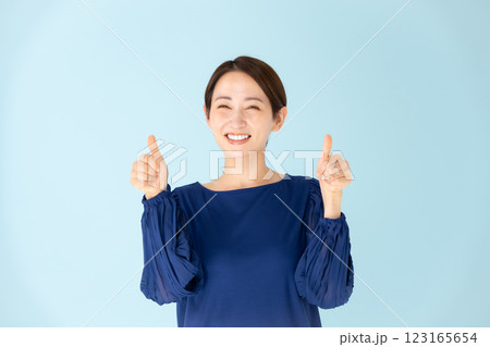 女性　カジュアル　ポートレート　サムズアップ 123165654