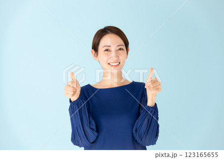 女性　カジュアル　ポートレート　サムズアップ 123165655