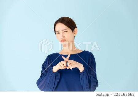 女性 カジュアル ポートレート バツ 女性 カジュアル ポートレート バツ 123165663