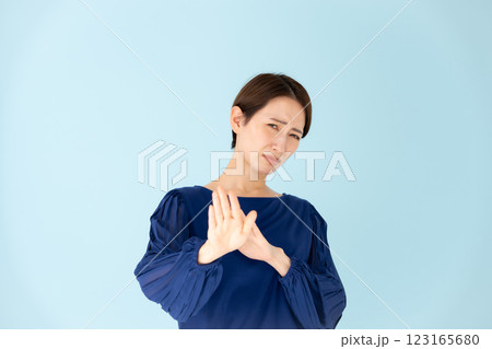 女性　カジュアル　ポートレート　お断り 123165680