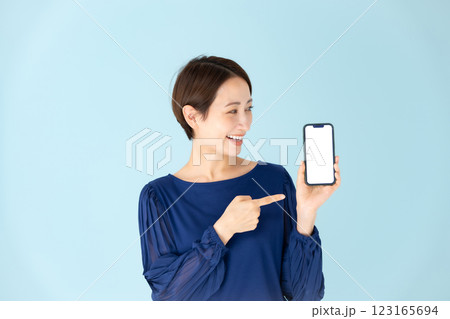 女性 カジュアル ポートレート スマホ 笑顔 女性 カジュアル ポートレート スマホ 笑顔 123165694