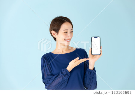 女性　カジュアル　ポートレート　スマホ　笑顔 123165695