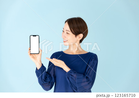女性　カジュアル　ポートレート　スマホ　笑顔 123165710
